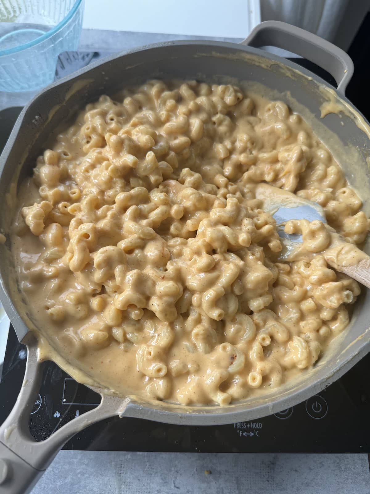 Extra cheesy mac and cheese step four: combine the noodles and sauce.