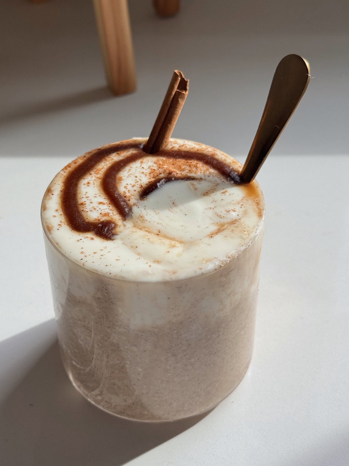 Cinnamon roll overnight oats mixed together.