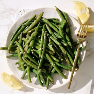 air fryer green beans recipe card featured image