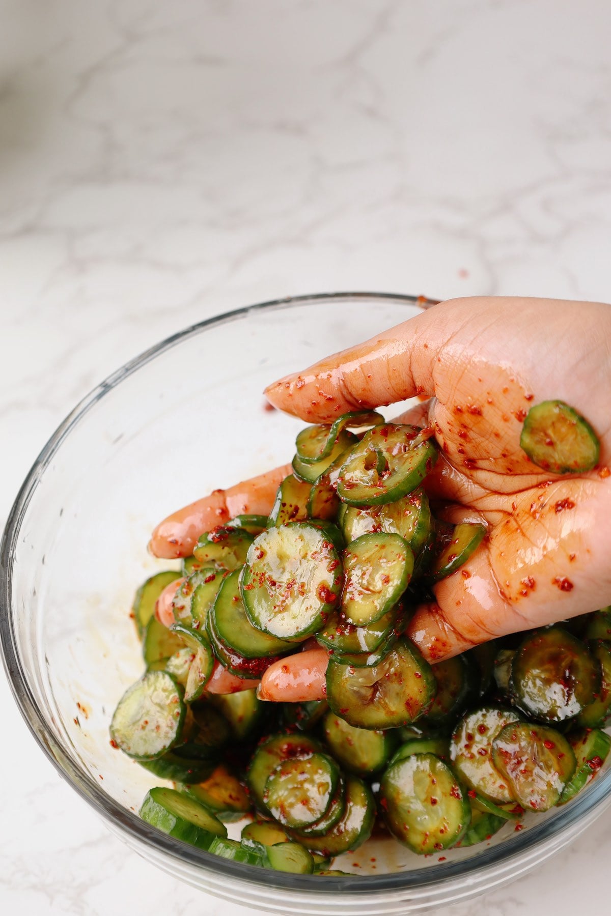 Step three: mix the sauce and cucumbers.
